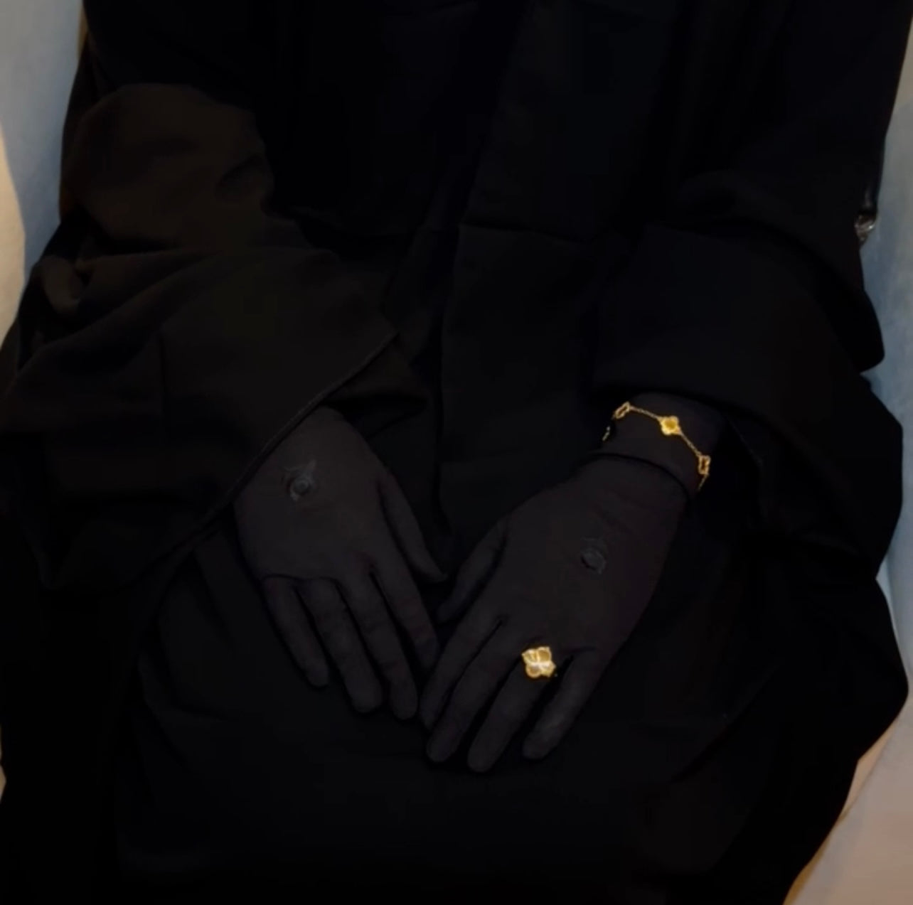 𝙉𝙞𝙦𝙖𝙗 𝙂𝙡𝙤𝙫𝙚𝙨